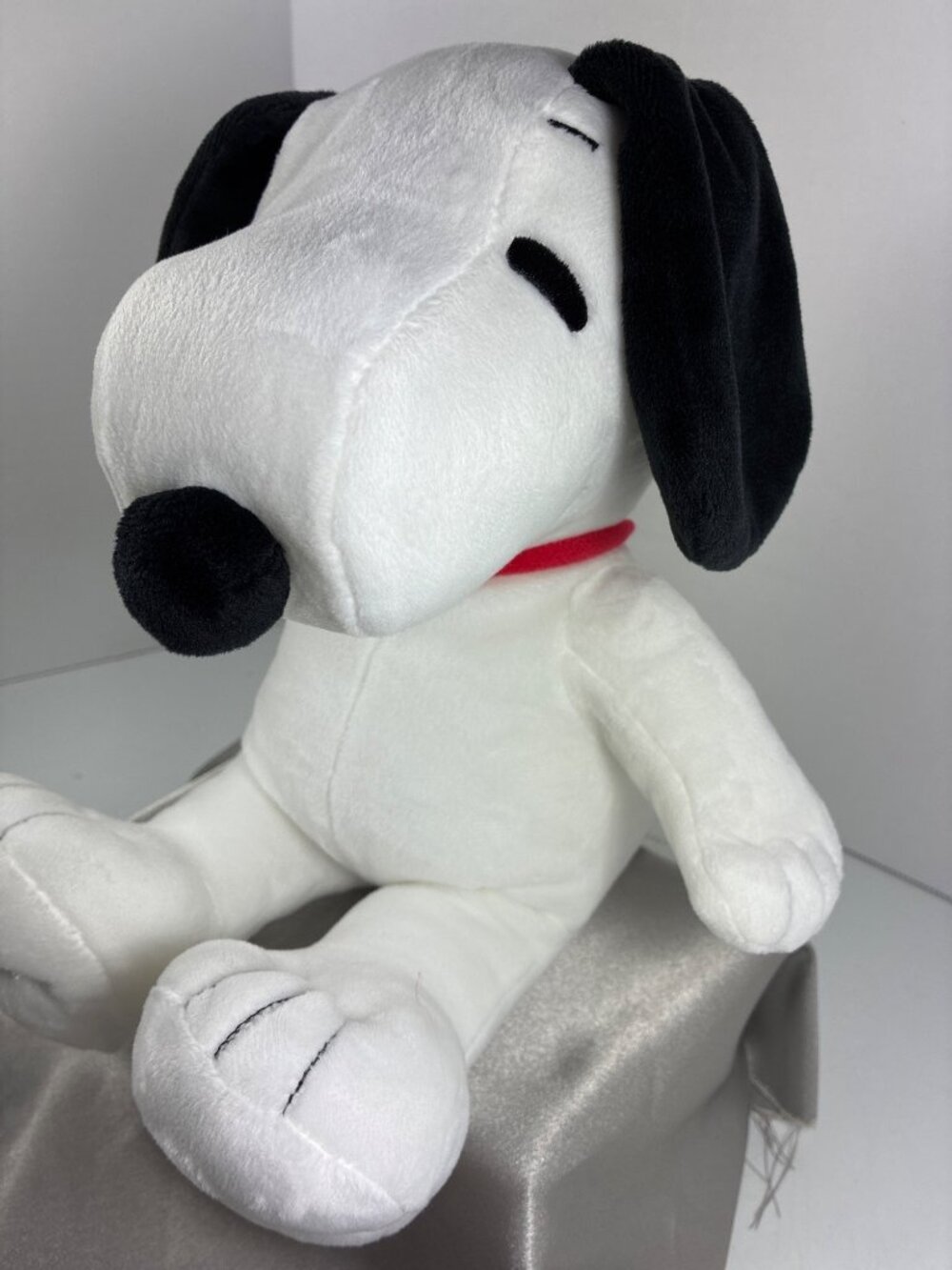 2019 Kohl's Cares Snoopy Plush 12" Peanuts - Picture 2 of 11